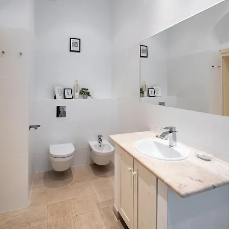 Romari Площа Ринок 28 *