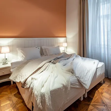 Romari Площа Ринок 28