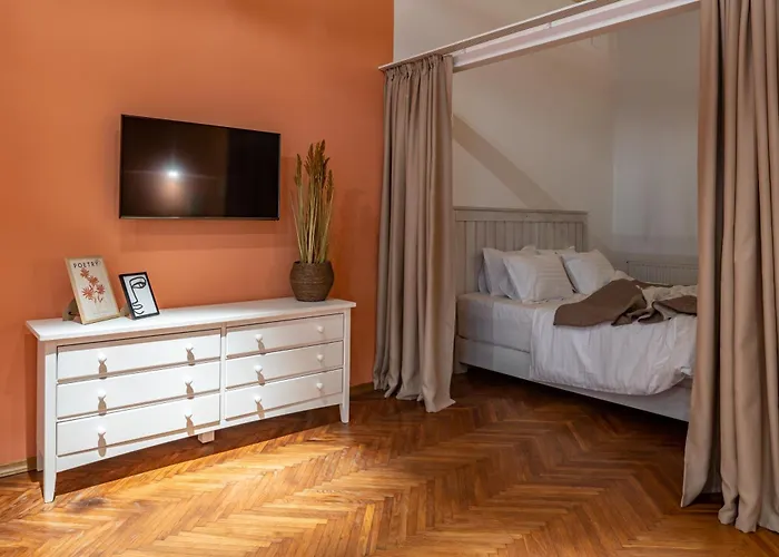 Apartament Romari площа ринок 28 *